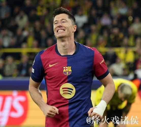 莱万愿大幅降薪续约巴萨,德科称需综合评估 莱万愿大幅降薪续约巴萨,德科称需综合评估