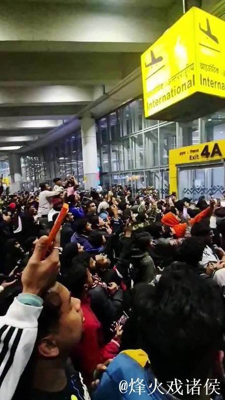 梅西抵印度引近万球迷疯狂接机